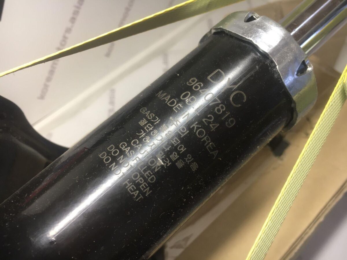 Стойка амортизатора передняя Daewoo Lacetti, Gentra Уз (седан, хэтчбек, левая) Стойка амортизатора передняя Daewoo Lacetti, Gentra Уз (седан, хэтчбек, левая)