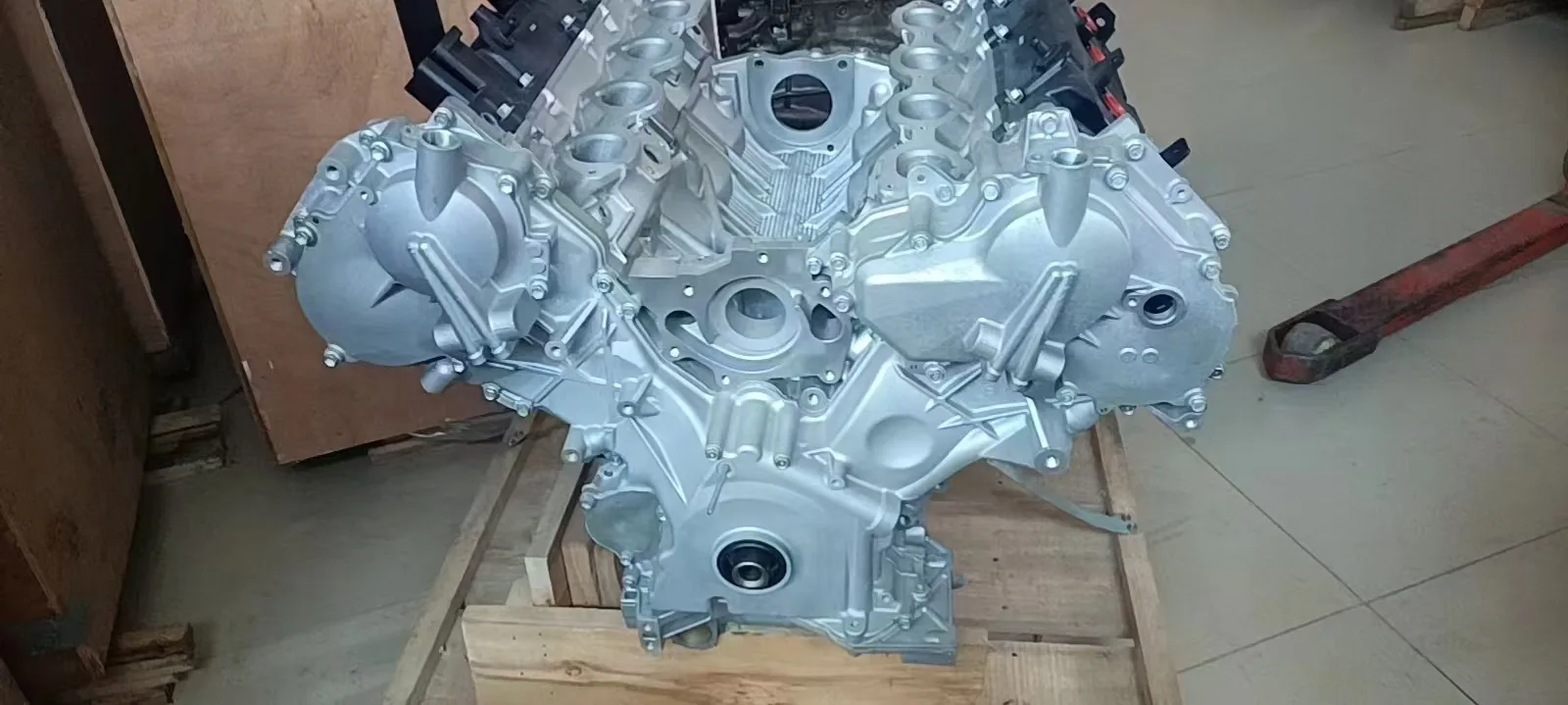 Реставрированный двигатель VK56DE (без клапанной крышки) (Infiniti QX56 1 (JA60) 2004-2010 / Nissan Armada 1 (WA60) 2003-2015, Patrol 6 (Y62) 2010-2016, Pathfinder 3 (R51) 2007-2012, Titan 1 (A60) 2003-2015) Реставрированный двигатель VK56DE (без клапанной крышки) (Infiniti QX56 1 (JA60) 2004-2010 / Nissan Armada 1 (WA60) 2003-2015, Patrol 6 (Y62) 2010-2016, Pathfinder 3 (R51) 2007-2012, Titan 1 (A60) 2003-2015)